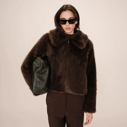 Court, mais impactant : Le manteau