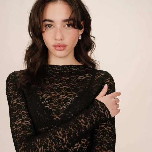 Romantisme noir : La dentelle qui ensorcelle 🖤